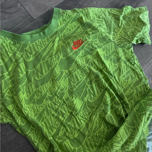 Nike BOYS green Logo All-Over Print Tee - Picture 6 of 7